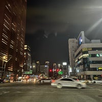 Photo taken at Sinnonhyeon Stn. by Jee In K. on 12/13/2021