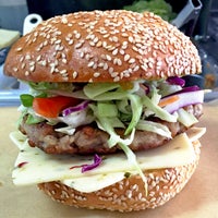 Das Foto wurde bei Big Chef Tom’s Belly Burgers von Big Chef Tom’s Belly Burgers am 5/7/2015 aufgenommen
