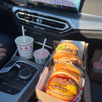 Photo taken at In-N-Out Burger by Kata B. on 9/8/2023