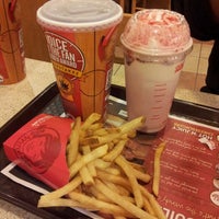 Photo taken at Wendy’s by Gisela G. on 3/28/2013