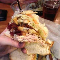 Foto tomada en Lucky&amp;#39;s Sandwich Company  por Chris R. el 12/30/2012