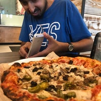 Foto diambil di Mod Pizza oleh aisha a. pada 6/22/2018