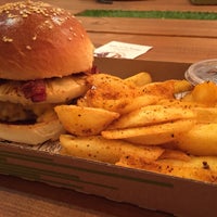 Foto tirada no(a) Bamba Marha Burger Bar por Ceara P. em 8/19/2015