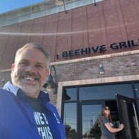 Foto diambil di The Beehive Grill oleh David H. pada 8/10/2022