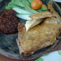 Photo taken at Sri Bistari Changi Village Famous Nasi Ayam Penyet by Ryan L. on 10/8/2012