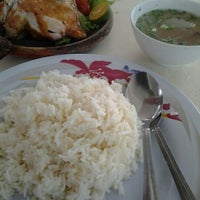 Photo taken at Sri Bistari Changi Village Famous Nasi Ayam Penyet by Ryan L. on 10/7/2012