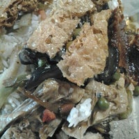 Photo taken at Fo Shou Vegetarian Food 佛手素食園 by Ryan L. on 10/7/2012