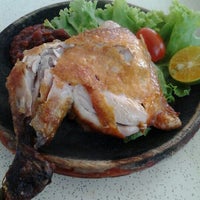 Photo taken at Sri Bistari Changi Village Famous Nasi Ayam Penyet by Ryan L. on 10/7/2012