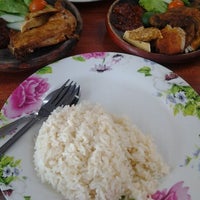 Photo taken at Sri Bistari Changi Village Famous Nasi Ayam Penyet by Ryan L. on 10/8/2012