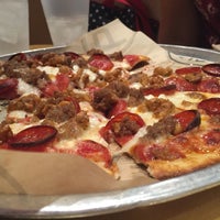 Das Foto wurde bei Pieology Pizzeria von Brandon K. am 6/30/2016 aufgenommen