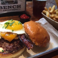 7/18/2016 tarihinde Brandon K.ziyaretçi tarafından Burger Bench'de çekilen fotoğraf