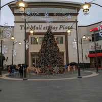 Foto tomada en The Mall at Bay Plaza  por Tess el 12/31/2021