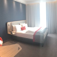 รูปภาพถ่ายที่ Holiday Inn Express โดย ERAKU . เมื่อ 9/21/2019