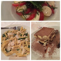Снимок сделан в Alfredo Authentic Italian Restaurant пользователем Tracy H. 2/17/2015