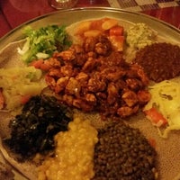 Photo prise au Bete Ethiopian Cuisine &amp;amp; Cafe par Casper A. le12/27/2015