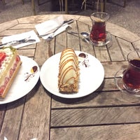Das Foto wurde bei Erbap Cafe &amp;amp; Restaurant von HİLMİ G. am 8/28/2015 aufgenommen