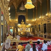Photo taken at Wat Ratchabophit by Carlos F. on 8/1/2023