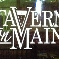 รูปภาพถ่ายที่ Tavern On Main โดย Scott W. เมื่อ 1/23/2013