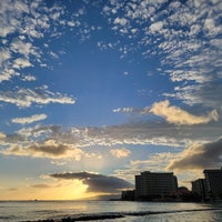 Снимок сделан в Waikiki Beach Walls пользователем Aloha B. 7/19/2023