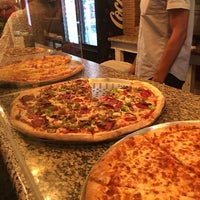 Foto tirada no(a) Irving Street Pizza por Michael S. em 8/28/2016