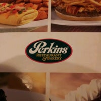 รูปภาพถ่ายที่ Perkins Restaurant &amp;amp; Bakery โดย Tim W. เมื่อ 10/21/2012