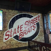 รูปภาพถ่ายที่ State Street Brats โดย Paul W. เมื่อ 10/18/2022