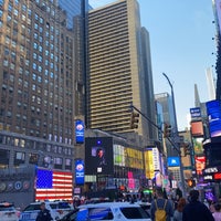 รูปภาพถ่ายที่ The Manhattan at Times Square Hotel โดย Saud เมื่อ 5/20/2022