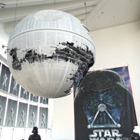 Photo taken at 『スター・ウォーズ展 未来へつづく、創造のビジョン。』 by markn H. on 6/25/2015
