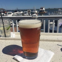 Das Foto wurde bei Tavern On The Bay von Diana B. am 7/30/2017 aufgenommen