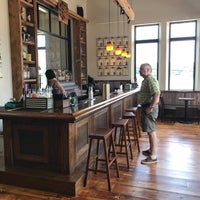 8/15/2017 tarihinde Linden B.ziyaretçi tarafından Mississippi River Distilling Company &amp;amp; Cody Road Cocktail House'de çekilen fotoğraf