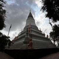 Photo taken at Wat Phnom by Pecopelecopeco on 2/24/2024