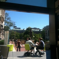 Photo prise au Brad&amp;#39;s Cafe at Columbia University School of Journalism par DongHoon L. le9/4/2013