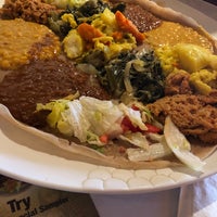 Das Foto wurde bei Messob Ethiopian Restaurant von Asbed B. am 8/7/2022 aufgenommen