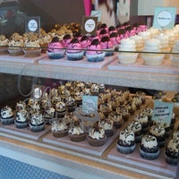 รูปภาพถ่ายที่ Gigi&amp;#39;s Cupcakes โดย Rachael M. เมื่อ 11/17/2012