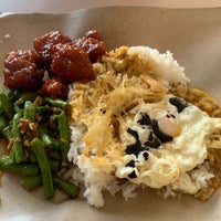 Photo taken at Pasir Panjang Food Centre by Cherry S. on 11/1/2019