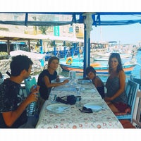 Das Foto wurde bei Assos Yıldız Balık Restaurant von reşat a. am 8/26/2015 aufgenommen