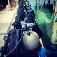 9/13/2013 tarihinde Robbie G.ziyaretçi tarafından Utila Dive Center'de çekilen fotoğraf