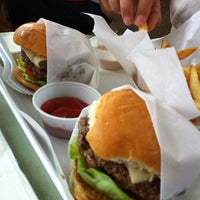 Foto tirada no(a) Sure Thing Burger por Cleo S. em 12/28/2012