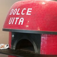12/21/2014 tarihinde eating N.ziyaretçi tarafından Dolce Vita Pizzeria'de çekilen fotoğraf