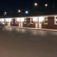 Foto diambil di Bay Motel &amp;amp; Family Restaurant oleh Murray S. pada 7/23/2019