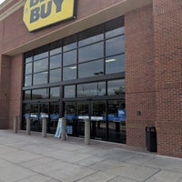 Photo taken at Best Buy by jbrotherlove on 4/21/2018