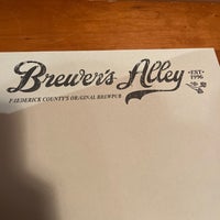 รูปภาพถ่ายที่ Brewer&amp;#39;s Alley โดย Ashley 🌻🌻🌻 เมื่อ 5/6/2023