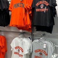 Foto tirada no(a) Princeton University Store por DH K. em 1/31/2024