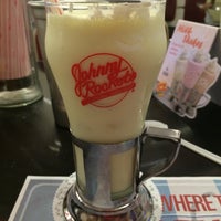 Photo taken at Johnny Rockets by Camila F. on 6/5/2015