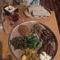 Das Foto wurde bei Demera Ethiopian Restaurant von kerryberry am 10/25/2023 aufgenommen