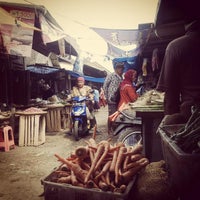 Foto diambil di Pasar Yosowilangun Lumajang Jawa Timur oleh Unggul W. pada 1/13/2016