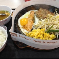 Photo taken at Pepper Lunch Express by Vivi V. on 11/28/2012