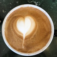 Foto tirada no(a) Mystic Coffee Roaster por Kathleen em 9/9/2018