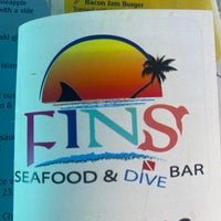 Foto scattata a FINS Seafood &amp;amp; Dive Bar da Yvonne G. il 4/3/2024
