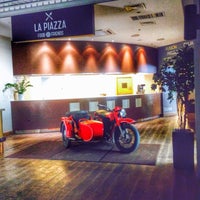 รูปภาพถ่ายที่ La Piazza Food &amp;amp; Friends โดย Bohdan V. เมื่อ 12/21/2014
